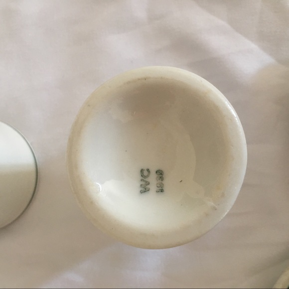 Vintage creamers and saucers - Picture 2 of 5